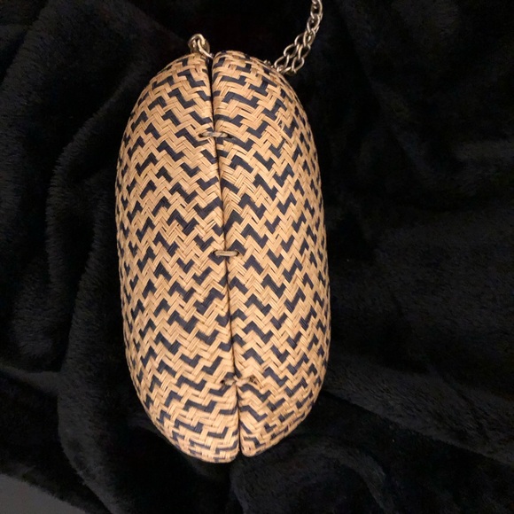 Women’s Vintage Style Hand Woven Straw Shoulder Clutch with Chain Strap - Picture 6 of 7